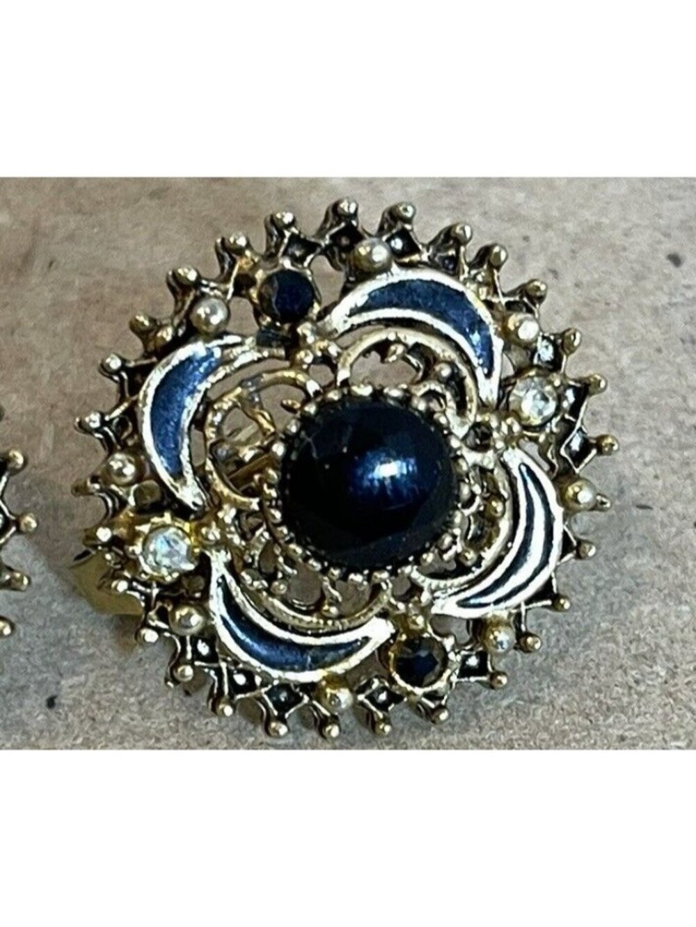 Vintage Florenza Gold Tone Black Center Stone Clip on Earrings Signed - Picture 5 of 6